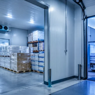 Cadeia de frio em armazém refrigerado com caminhão e produtos sensíveis à temperatura