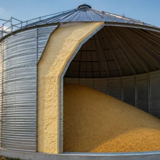 Silo agrícola com camada de PU rígido em spray aplicada para isolamento térmico da estrutura